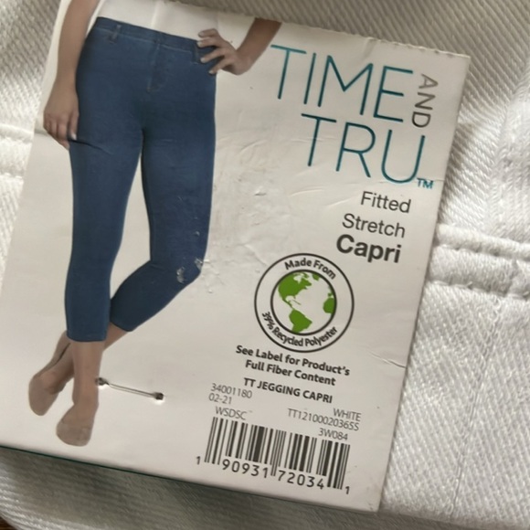Time and Tru fitted stretch white capri - Picture 3 of 5